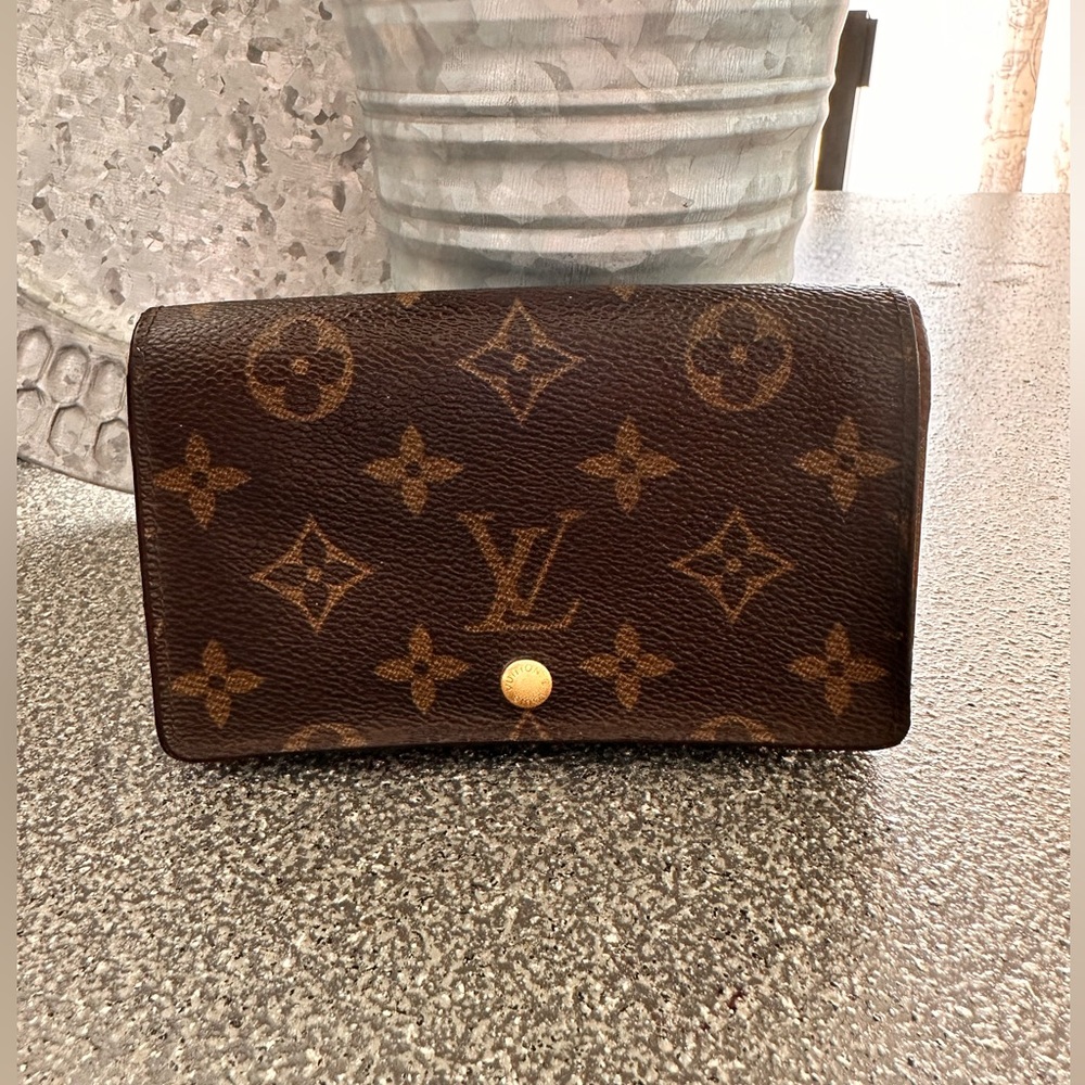 - Authentic Louis Vuitton Monogram
Porte Monnaie Billets Bifold Wallet